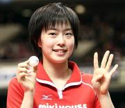 ジュニア女子で４連覇を達成した石川は笑顔を見せる（撮影・鹿野芳博）