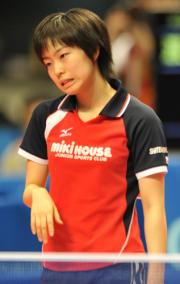 女子シングルスでポイントを奪われ渋い表情の石川佳純(撮影・下田雄一)