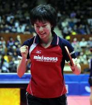 女子シングルス決勝で、福原を破った石川はガッツポーズ