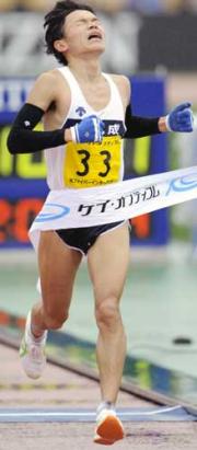 ２時間１０分７秒で日本勢トップの２位でゴールする佐藤智之