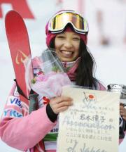 全日本選手権女子モーグルで優勝し笑顔を見せる岩本