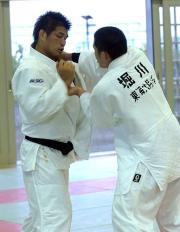 乱取りで東海大翔洋・堀川主将を指導する井上(左)