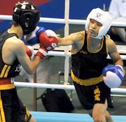モスキート級決勝で、攻め立てる原
