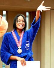 女子100メートル平泳ぎで銅メダルを獲得した杉山は観客に手を振る