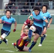4トライ目挙げるFB五郎丸歩。左はCTB三角