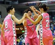 池住（右）のブザービーターで逆転勝ちし、歓喜に沸く相沢（中央）と石川