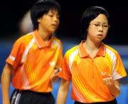 女子ダブルス１回戦で、ポイントを奪いガッツポーズする森田（右）と瀬山