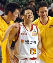 勝又(左)と近藤に肩を抱えられながら涙する日下主将(中央)