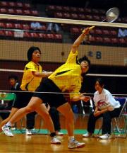 女子決勝で聖ウルスラ学院英智は高橋（左）松友ペアが実力を見せ付ける