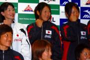 北京五輪ホッケー日本代表に選出され、ガッツポーズの小沢みさき(中央)