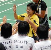 ３冠獲得の聖ウルスラ学院英智・松友はチームメートから祝福される