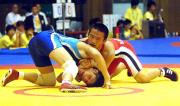 五十嵐（右）は谷田の動きを封じ、試合を優位に進める