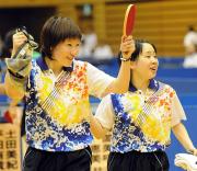 優勝の瞬間、大喜びの金（左）と森薗
