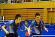 青森山田の上田(右)・野邑がストレート勝ちで優勝を決める。後ろは王