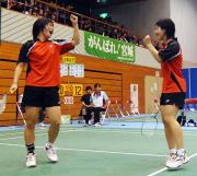 ガッツポーズする宮城の高橋礼華（左）松友美佐紀組