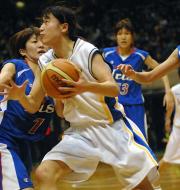 両チーム最多２８得点を挙げた山形銀行センター渡辺千