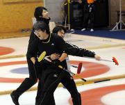 優勝の瞬間、抱き合う戸沼（右）と藤村。後は半沢