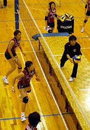 パイオニアは、佐藤新監督（右）の下でフォーメーション練習を行う