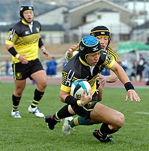 【四日市農芸-仙台育英】前半、トライする仙台育英の近藤(撮影・上田博志)