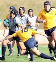 【光泉－国学院栃木】光泉稲川はタックルをかわし前進（撮影・梅根麻紀）