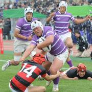 後半16分、左隅にトライする東京フッカー牛島。左は日川WTB飯島