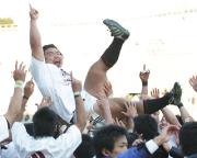 胴上げされる早大ＰＲ滝沢（撮影・沢野健太）

