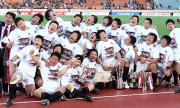 優勝を決めた早大フィフティーンはおどけて喜ぶ（撮影・浅見桂子）
