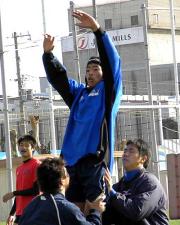 東大合格で胴上げ…ではなくラインアウトの練習をする桐蔭学園の白石