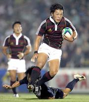 後半、早大ＷＴＢ中浜寛造は独走しトライを決める（撮影・浅見桂子）