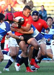 複数のタックルをものともせず、猛突進する帝京大ツイ（撮影・浅見桂子）