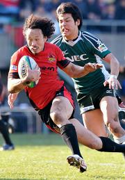 後半、ディフェンスをかわしトライを決める三洋・三木（撮影・下田雄一）
