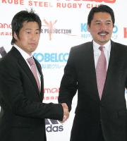 平尾ＧＭ兼総監督（右）と握手する苑田新ヘッドコーチ（撮影・大池和幸）