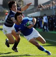 東海大ＴＢ新井は同大ＨＢ森田洋をかわしゴール左にトライを決める