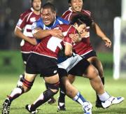 サモアＰＲウィイニの強烈なタックルを受ける高井（撮影・蔦林史峰）