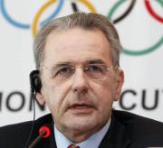 ベルリンで記者会見するＩＯＣのロゲ会長（共同）
