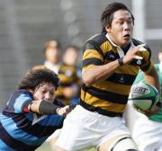前半２８分、日体大・高井を振り切りトライを決める慶大・栗原（共同）