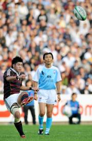 後半３８分、勝ち越しＰＧを決める早大ＦＢ田辺（撮影・下田雄一）