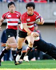 前半、相手タックルをかわし突破するＦＢ有賀（中央）（撮影・下田雄一）