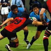 リーグ戦初出場したＷＴＢ中園（中央）。左はＳＯ大西