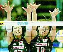 第1セット、ロシアのスパイクにブロックを抜かれる木村(左)と庄司
