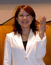 婚約指輪を披露する岡崎