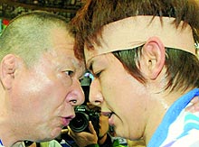 ふがいない試合内容を父のアニマル浜口氏からしかられる浜口京子(共同)