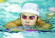 北京五輪を目指し練習する北島康介(共同)