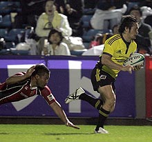後半１８分、タックルをかわし抜け出すサントリーＦＢ有賀（撮影・中村誠慈）