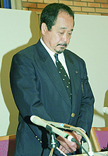 大麻草栽培で部員が逮捕され、記者会見で声を詰まらせる春口広監督(共同)