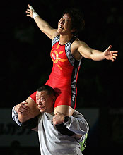 女子72キロ級 優勝した浜口京子は父のアニマル浜口氏に肩車される