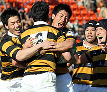 前半38分、慶大FW山崎(左から2人目)のトライを喜ぶ慶大フィフティーン