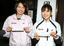 小椋久美子(左）と潮田玲子はそれぞれが引いたおみくじを披露する