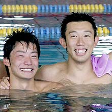 練習後に笑顔を見せる入江陵介（左）と山本貴司
