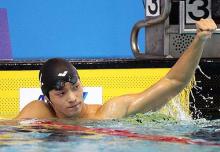 男子１００メートル自由形決勝　短水路日本新をマークし優勝した佐藤久佳